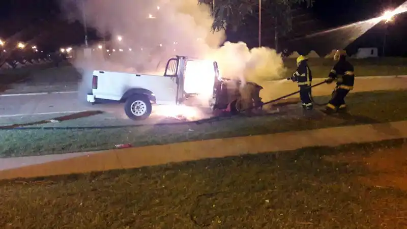 Sacó la camioneta del taller y horas después se le prendió fuego