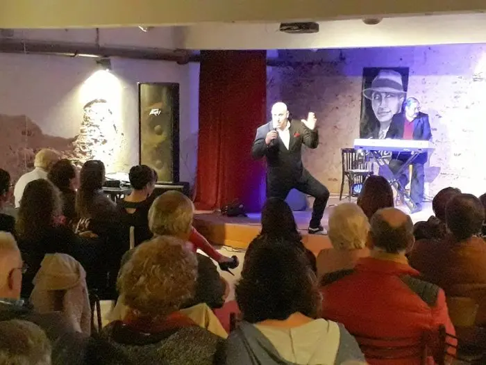 Juan Etchegoyen con su show de “Melodías desencadenadas”