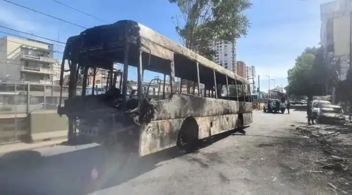 Así fue el choque fatal en el que el motoquero quedó debajo del colectivo y se prendió fuego