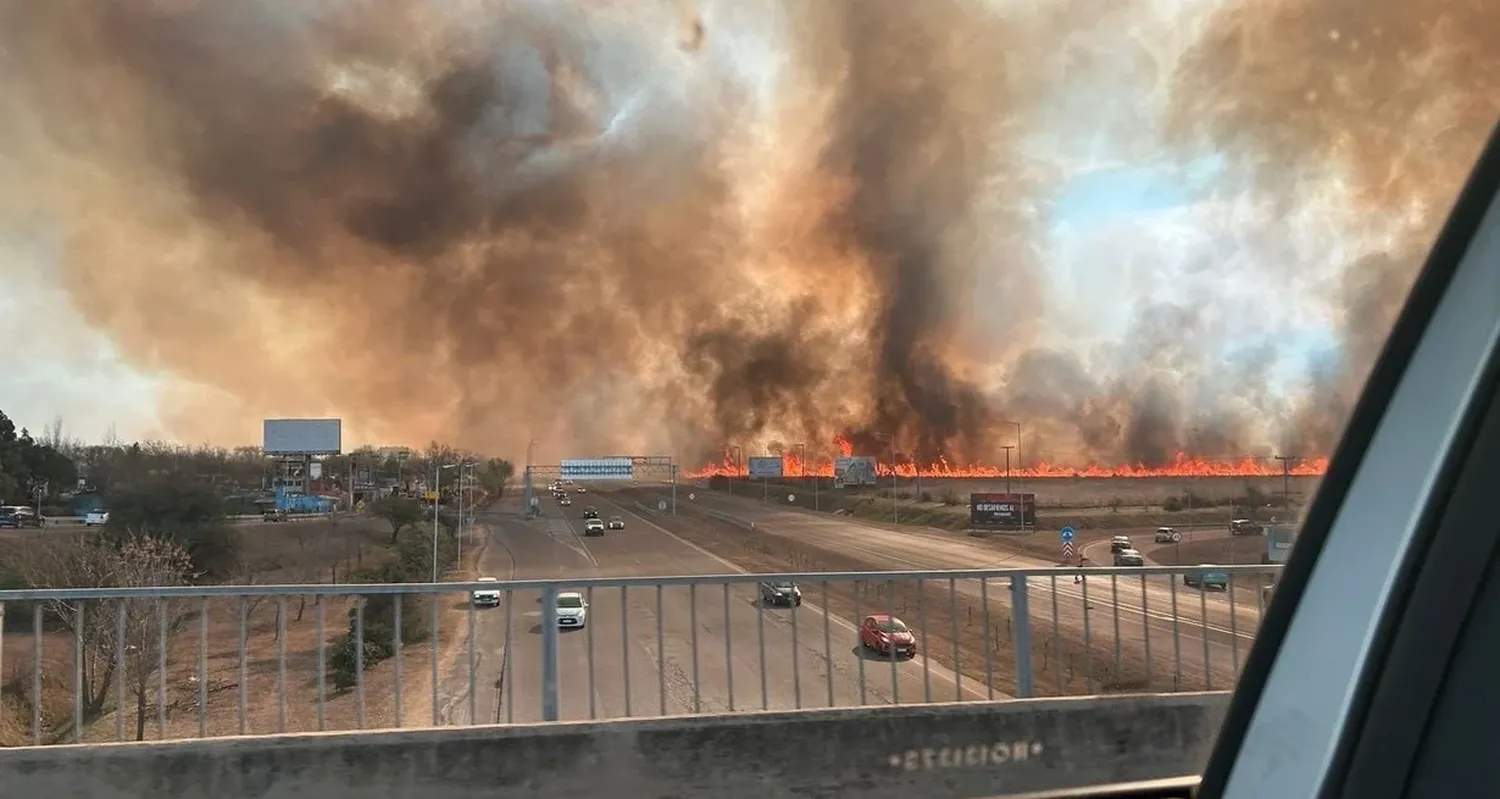 El fuego está muy cerca de las viviendas. Crédito: @ClimaLaPlata3