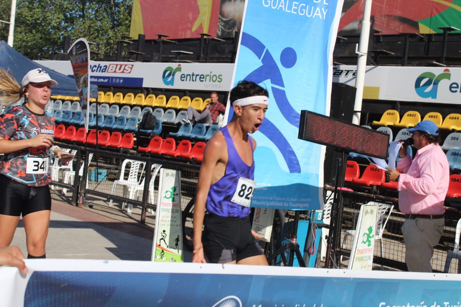 El lapaceño Imanol Quiróz cruza triunfal la meta en el corsódromo municipal. Es un fondista de grandes condiciones. Gran carrera del gualeguayense Luis María Videla que hizo podio.