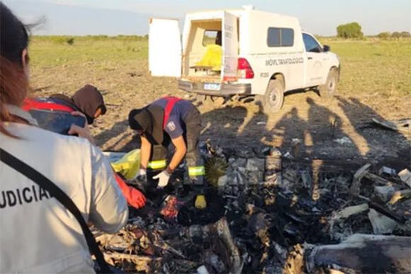 Robaron una avioneta, se quedaron sin combustibles, cayeron y murieron en el acto