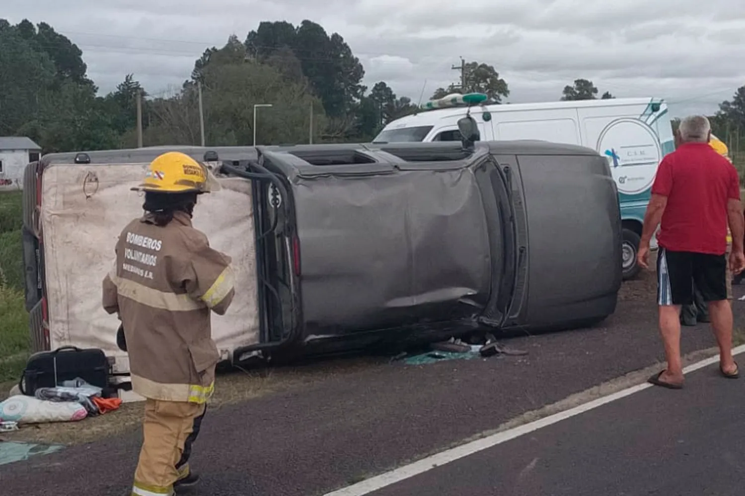 Una mujer quedó atrapada dentro de una camioneta tras vuelco en la ruta 12