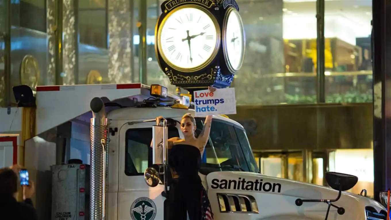 Lady Gaga protesta en un camión de basura contra el triunfo de Donald Trump