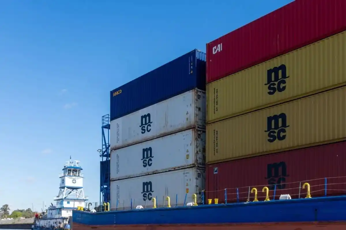 La decisión del gobierno nacional de desobligar el dragado del tramo entre Tambúes y Santa Fe.