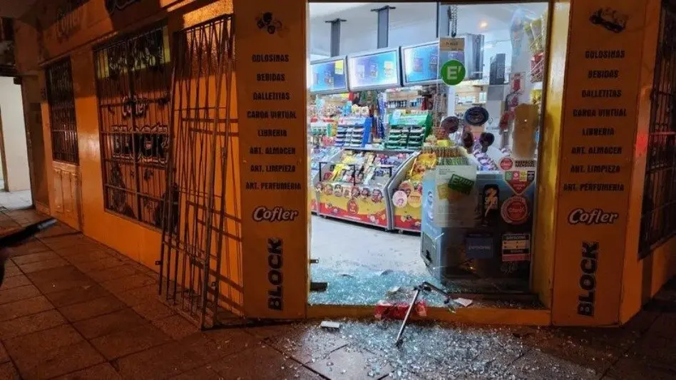 Reventaron la puerta de un kiosco en 25 de Mayo y Salta para robar dinero y cigarrillos