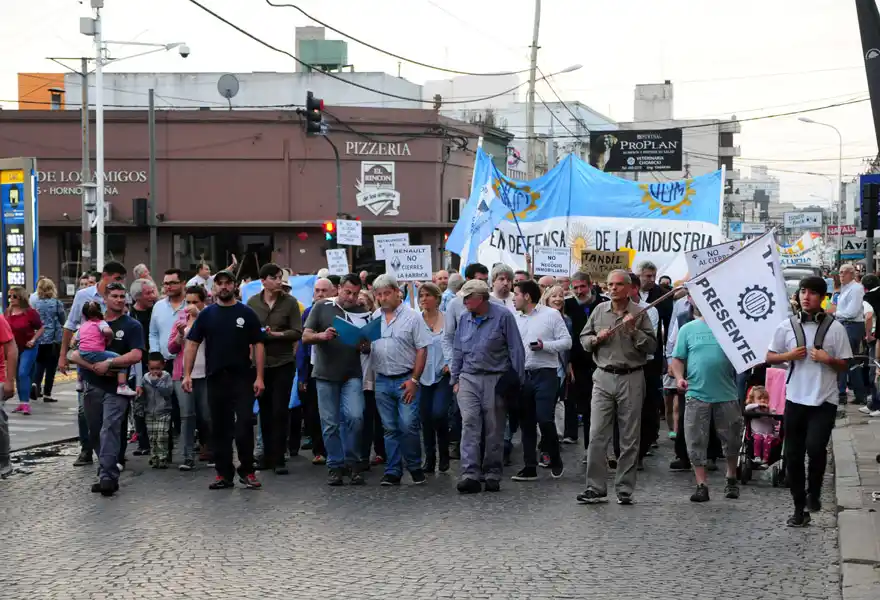 Masiva marcha en defensa de Metalúrgica Tandil