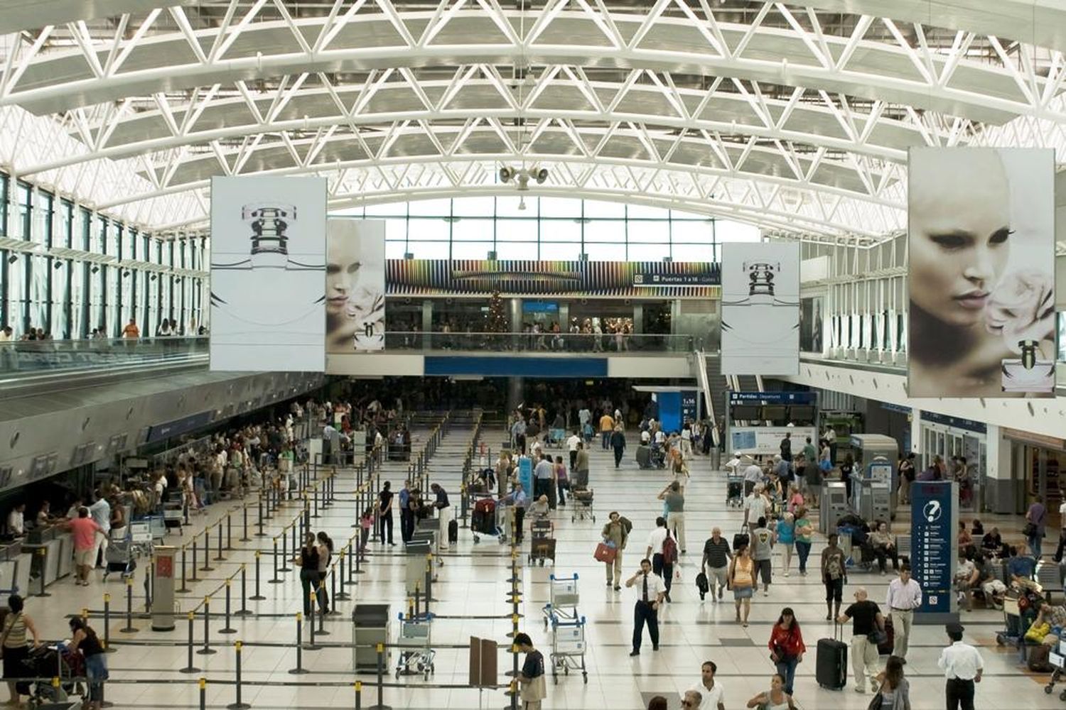 Sexta medida de fuerza sindical afectó a 500 personas en Ezeiza