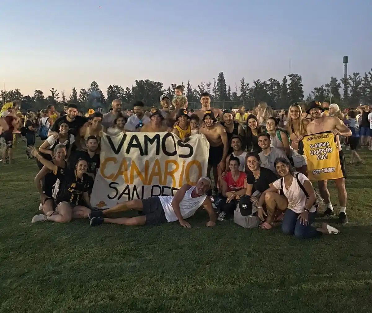 Decenas de sampedrinos celebraron con Matías Nouet su título y ascenso con Flandria en la B Metropolitana