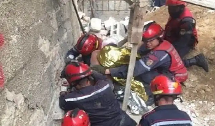 ¡DOS HERIDOS! Bomberos atienden colapso de estructura en Sabana Grande