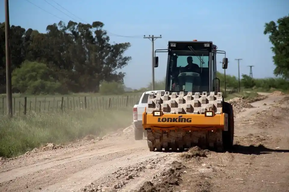Realizan mejoras en caminos rurales del distrito de Lobería