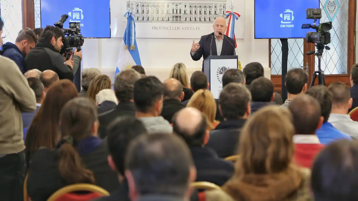 Lifschitz firmó convenios en el marco del programa “Iluminá tu provincia”