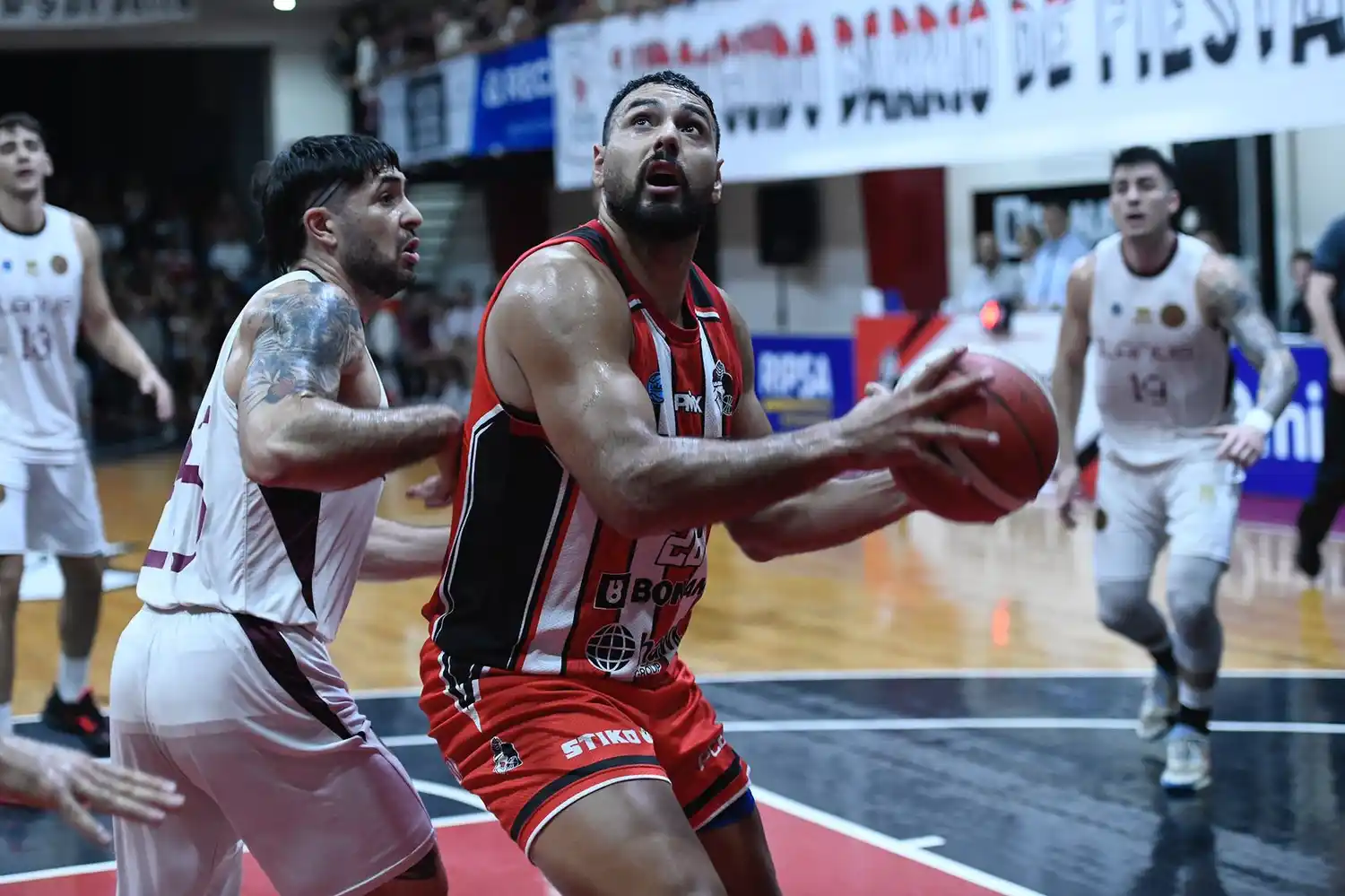 Rodrigo Acuña fue clave en el cierre del partido (Foto: Prensa Quilmes)