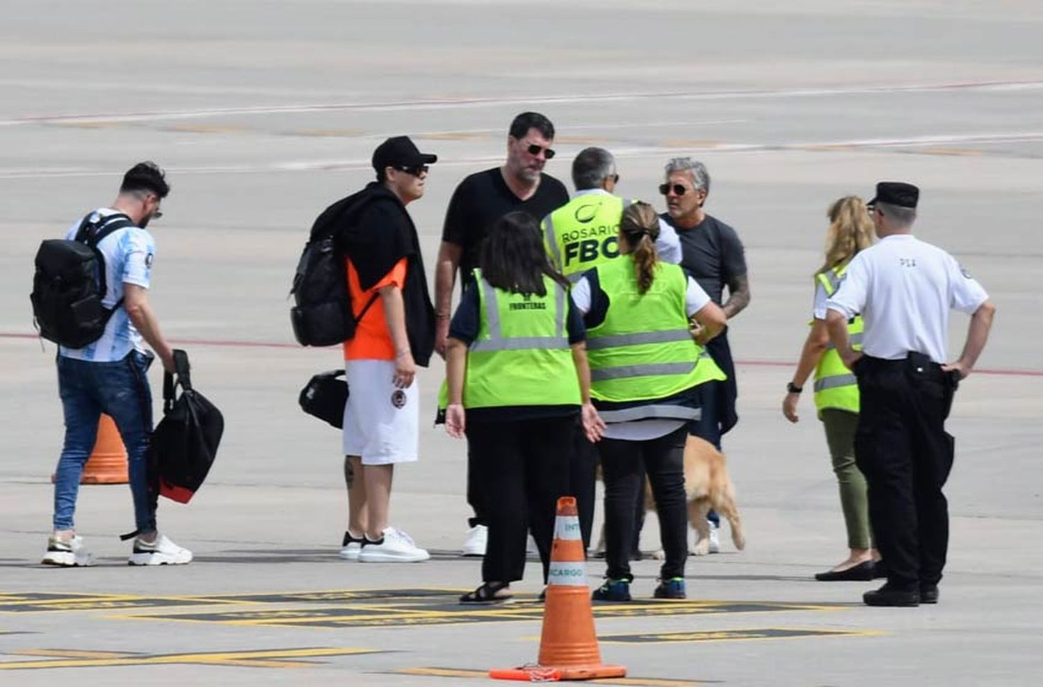 Jorge Messi llegó en avión privado a Rosario y se espera otro desde Uruguay: ¿Será Luis Suárez?