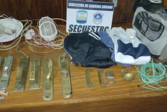 Sin remera, a las corridas de patio en patio: había robado canillas, picaportes y cables