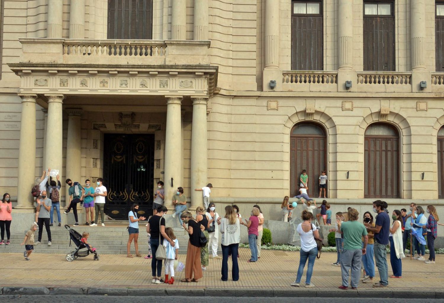 Un grupo de estudiantes y  padres se manifestó para que  se garantice la presencialidad