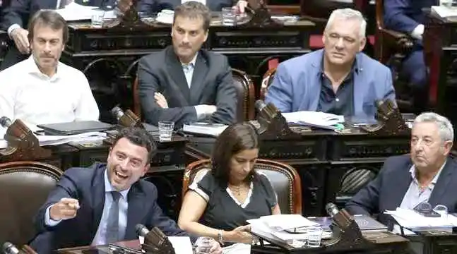 “El bloque se fracturó cuando se sacaron 
esa foto patética y sobreactuada con Milei”