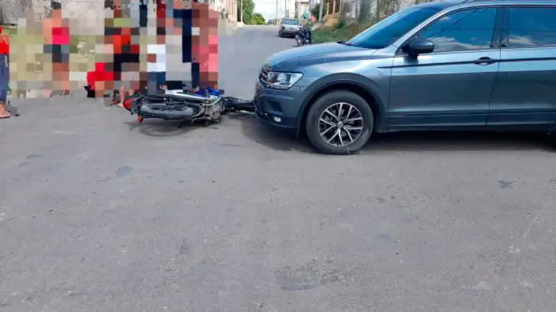 Violento choque entre un auto y una moto dejó una persona fracturada