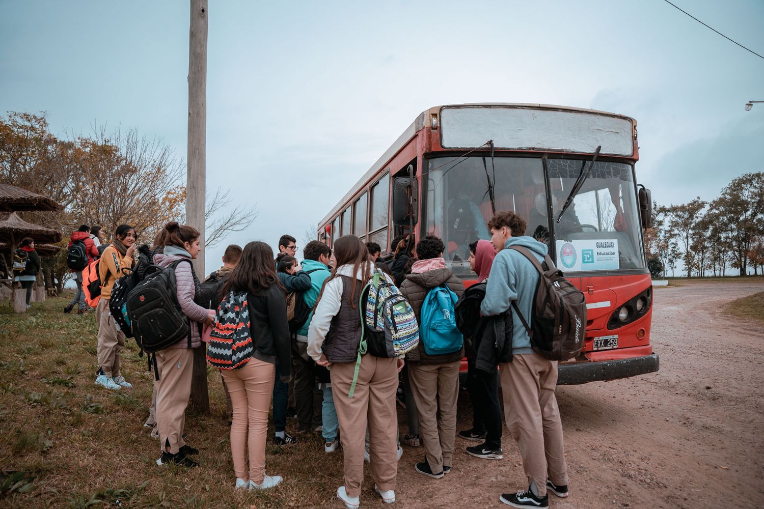 El transporte escolar rural se implementa en los 17 departamentos de la provincia