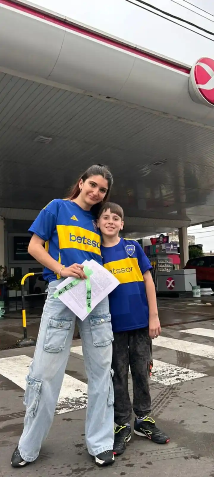 Oliver, un niño tresarroyense entró de la mano de el arquero Brey a el partido de Boca en Rosario