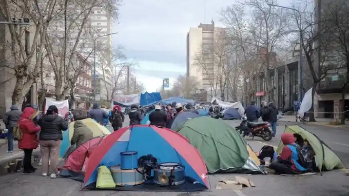 Mar del Plata: Se levantó el acampe en el Municipio tras la promesa de entrega de mercadería