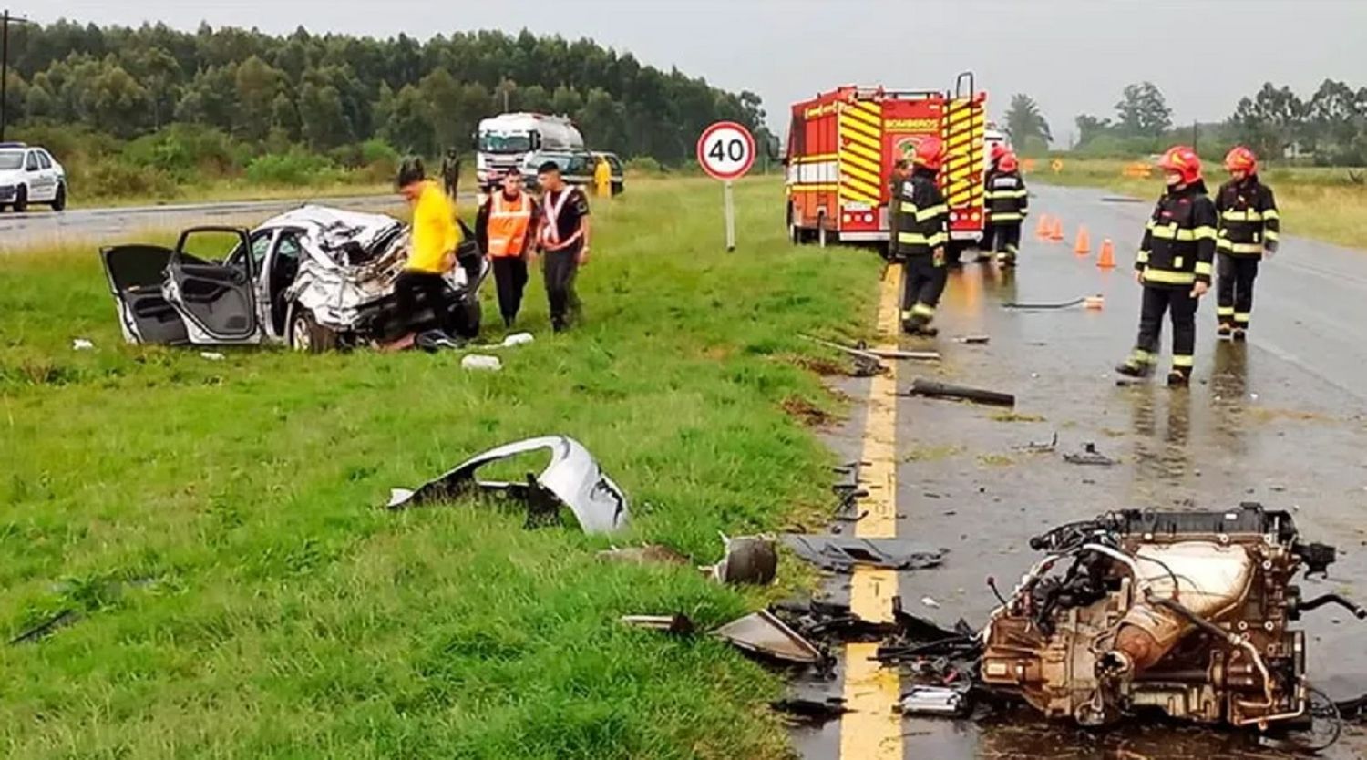 Un auto quedó destrozado tras impactar contra un camión en la Autovía 14