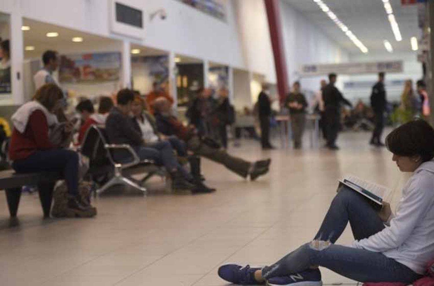 Pasajeros a la espera: demoras en el Aeropuerto de Rosario por asamblea gremial