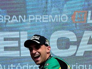El festejo con efecto metralleta de Facundo Chapur en el podio de Calafate; el cordobés logró su primer triunfo en la categoría - Créditos: @Prensa ACTC