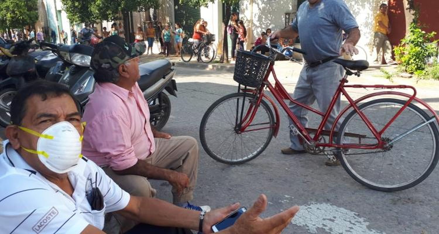 Largas colas en los cajeros de los bancos para cobrar bonos, asignaciones, pensiones y jubilaciones