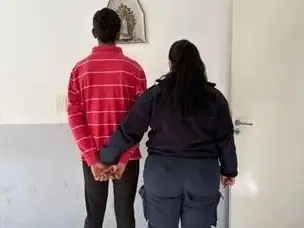 El detenido habría ingresado a un domicilio y tras tomar por el cuello a la víctima, sustrajo dinero en efectivo, joyas y un celular.