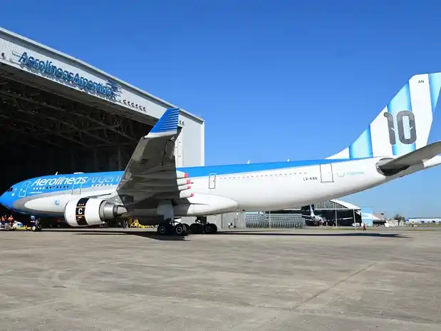 El avión homenaje a Lionel Messi y la Selección Argentina fue presentado en el Hangar 5 de Ezeiza de cara al Mundial 2026. Foto: Matías Martin Campaya