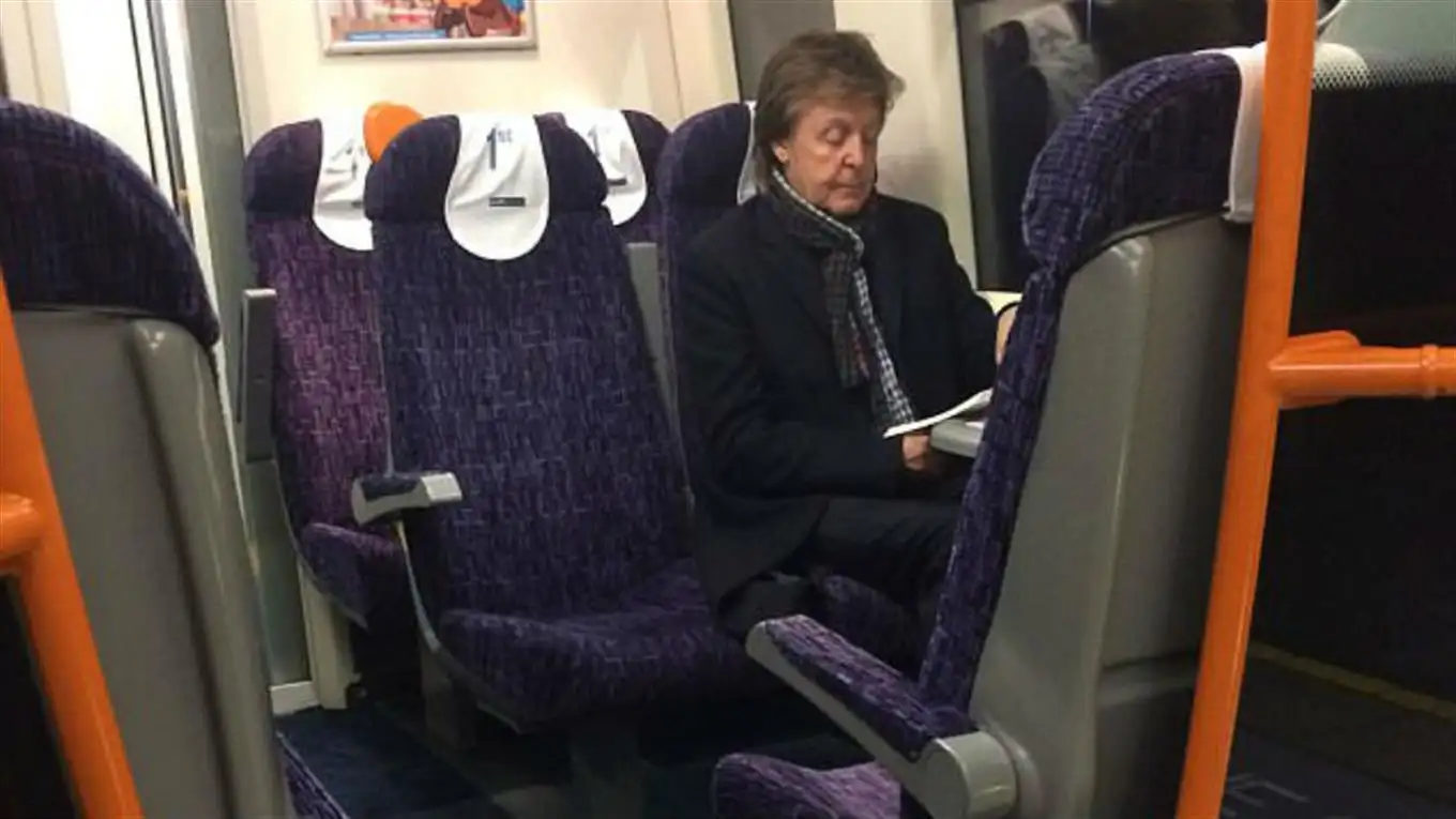 ¡Como si fuese uno más!: Paul McCartney disfruta de viajar en tren