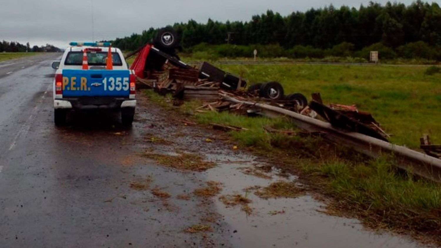 Un camión volcó en la Autovía Artigas bajo la lluvia