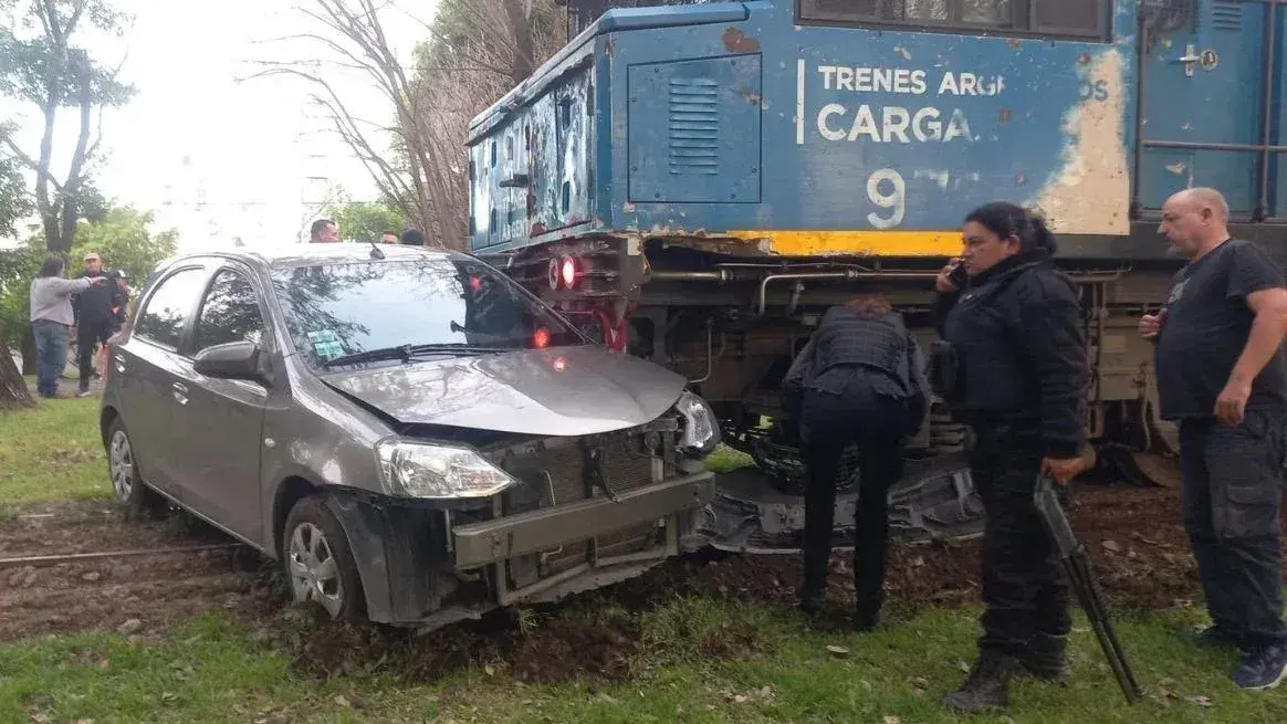 Salvó su vida por segundos: una mujer logró abandonar su auto con lo justo antes de que fuera atropellado por un tren