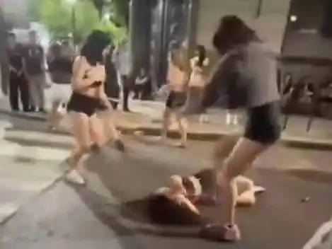 Brutal pelea en pleno centro de La Plata: una joven terminó internada tras ser golpeada a la salida de un boliche