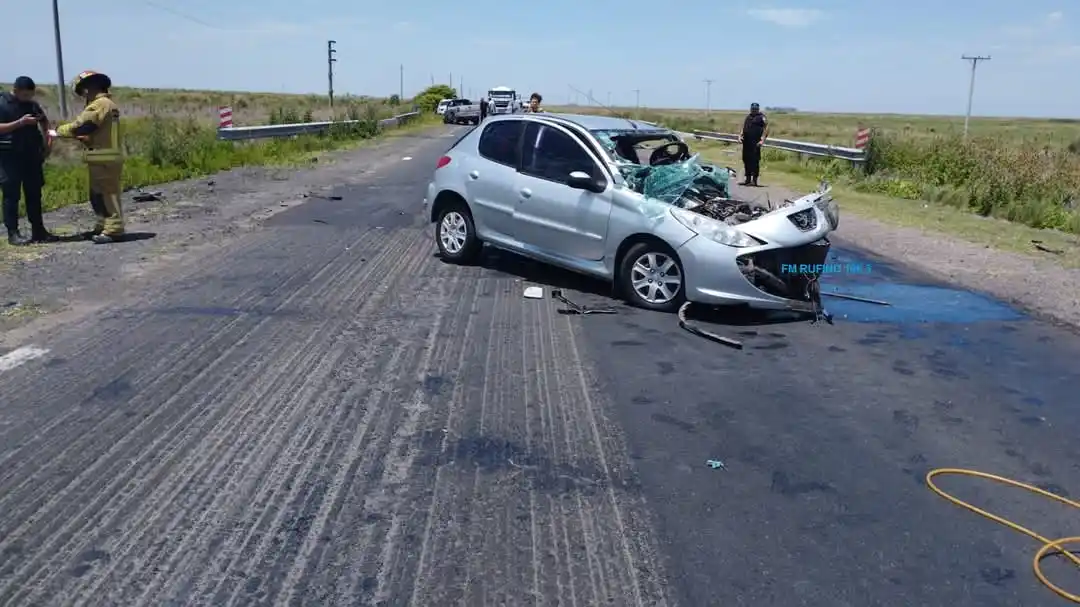 El auto conducido por una mujer que viajaba a San Luis sufrió importantes daños.