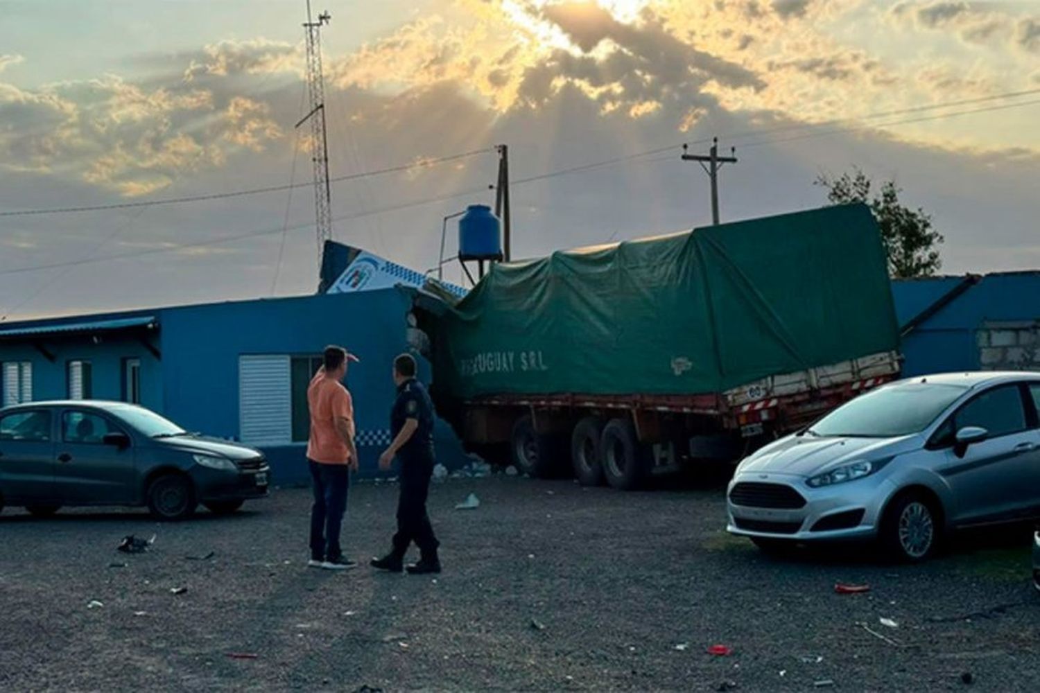 Un camión se salió de la ruta e impactó contra un puesto caminero: su conductor falleció en el acto