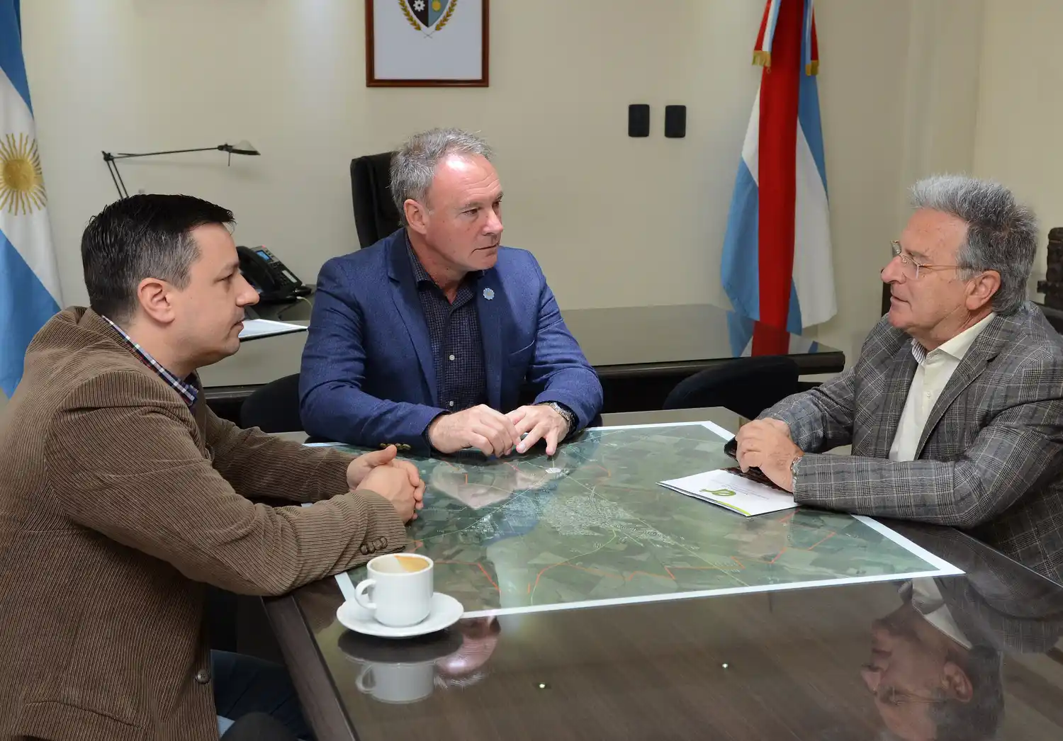 Lagunas cloacales: El ministro Benedetto entregó el decreto de adjudicación de la obra