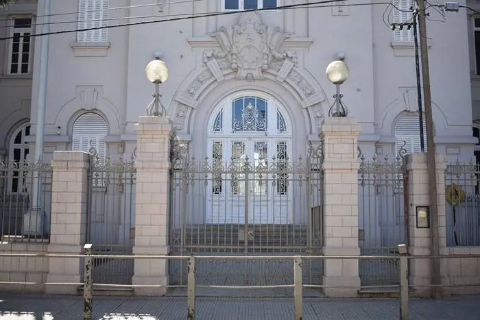 Tres menores en el interior  de la escuela Comercio
