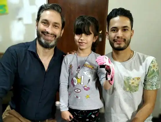 La UTN Concordia entregó mano ortopédica en 3D a niña rosarina