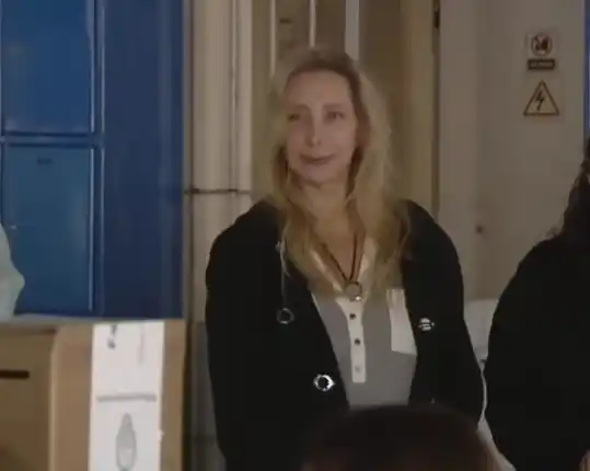 La hermana del Presidente llevó bombones a las autoridades de mesa.