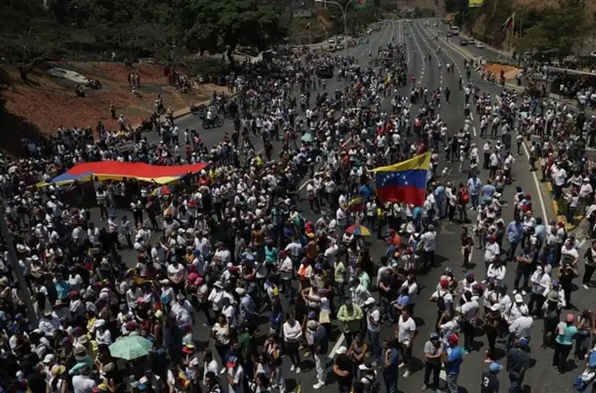 El pueblo venezolano salió a las calles para exigir el regreso de la democracia
