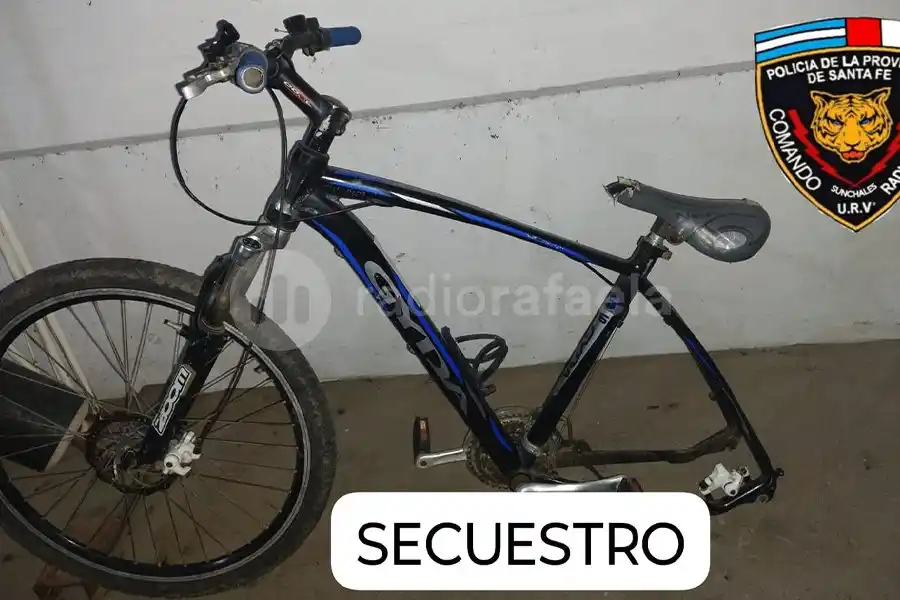 Lo vieron paseando con una bicicleta sin la rueda trasera, ¿era robada?