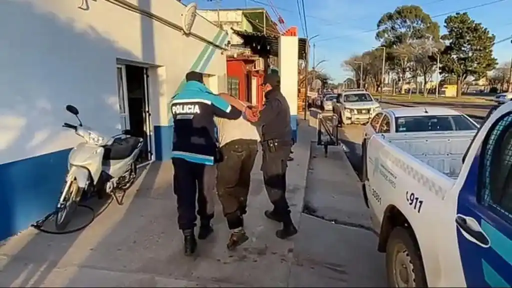 Amenazó con prender fuego la casa