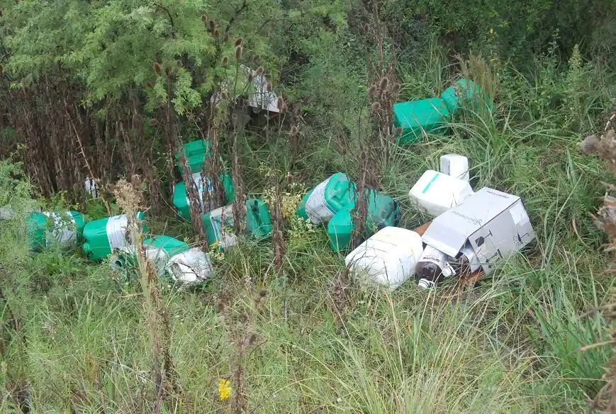 Más de 20 bidones de herbicida fueron arrojados en un camino