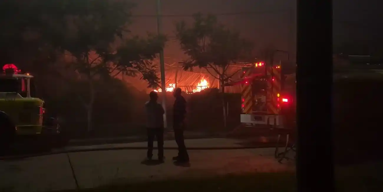 Intenso incendio en una fábrica del PAER durante la madrugada en Rafaela. Crédito: Belén Casañas.