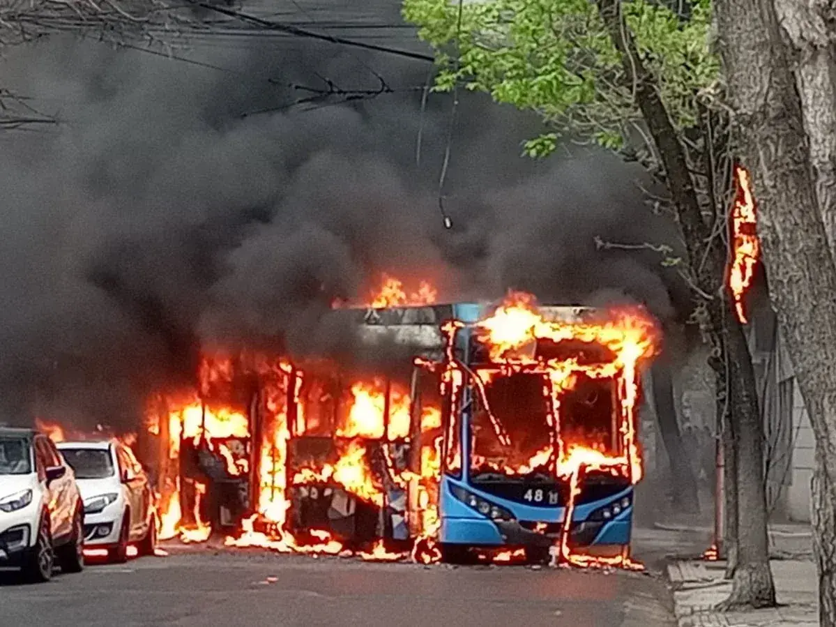 Impresionante incendio de un colectivo de la línea K en barrio Martin