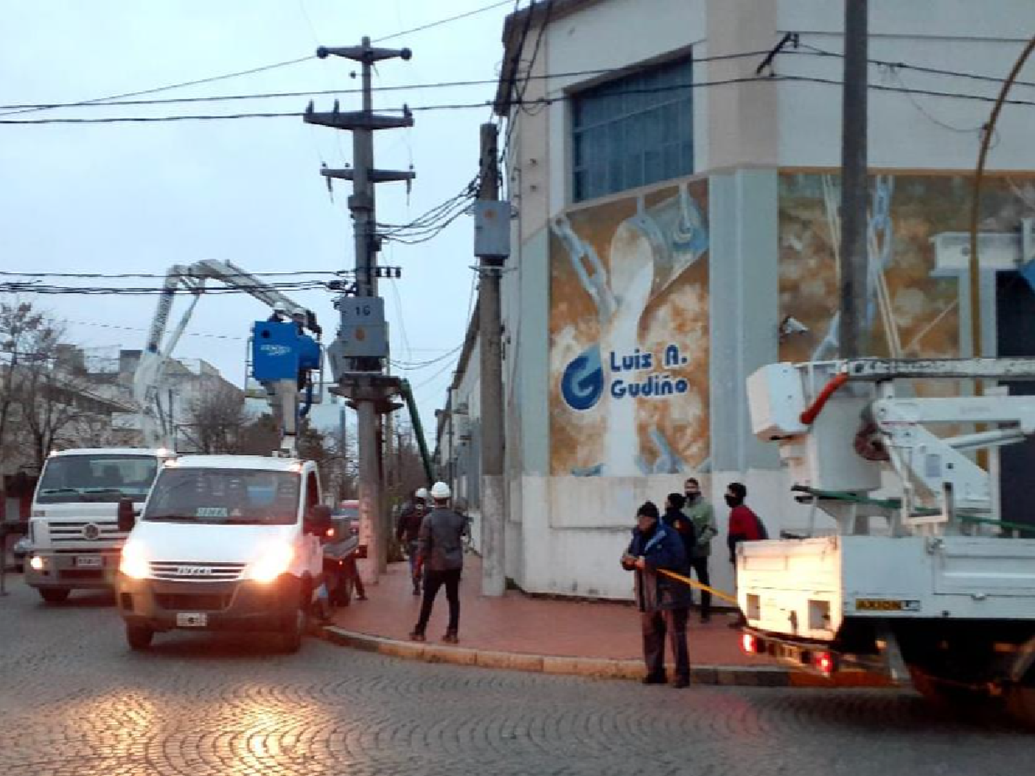 Camión choca estación transformadora y deja sin luz a tres barrios de San Francisco 