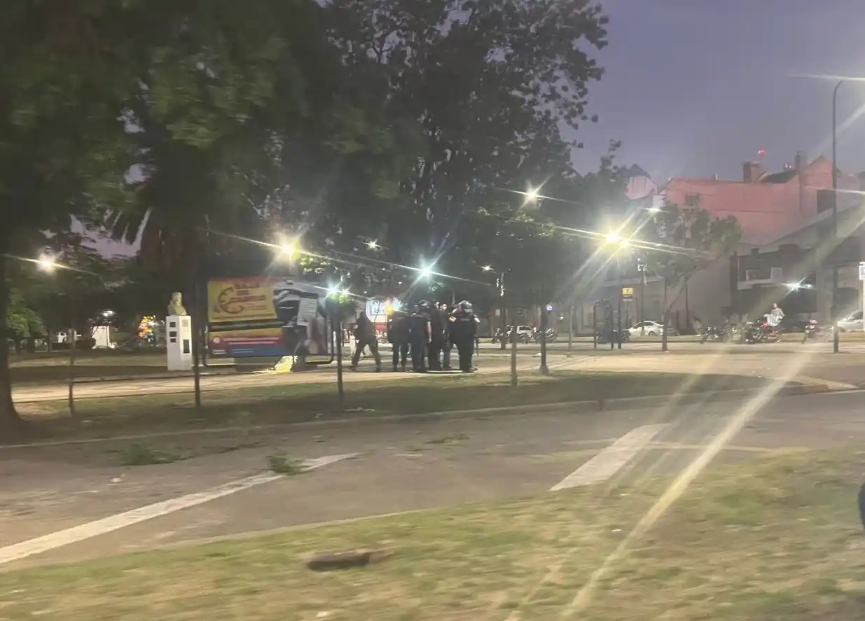 (Videos) Disturbios en el centro de la ciudad, con enfrentamientos y tiros de la policía para dispersar