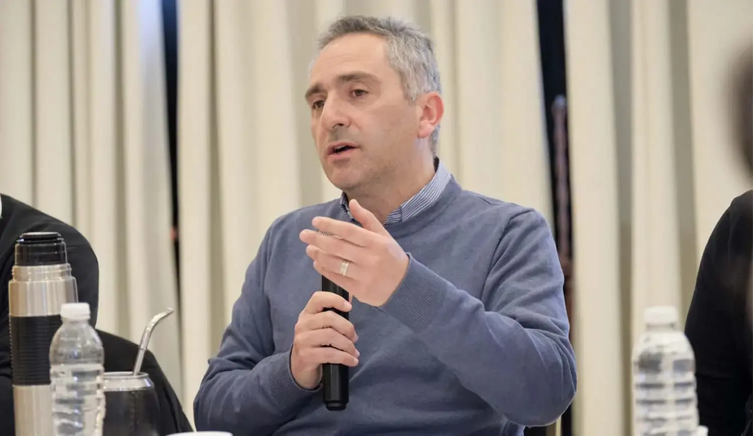 Larroque respaldó a Kicillof de cara a 2027 y lanzó un mensaje a la interna: "Axel no va a ser candidato por un tuit"